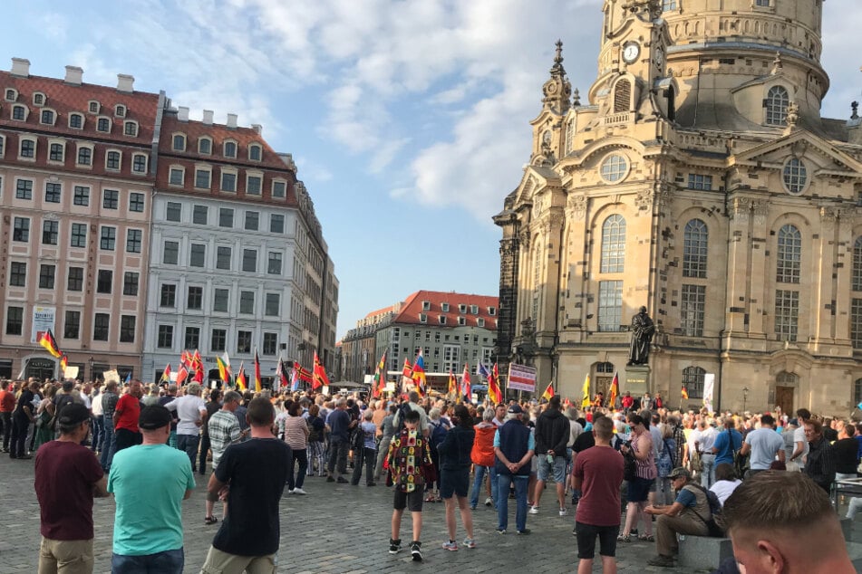 Hitlergrüße bei PEGIDA: Polizei erwischt jugendliche Sprayer