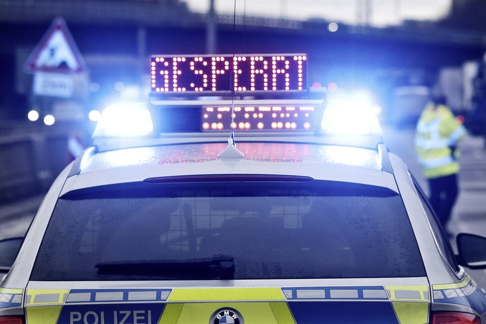 Die Polizei sperrte die A46 nach dem Unfall für rund 30 Minuten komplett. (Symbolbild)