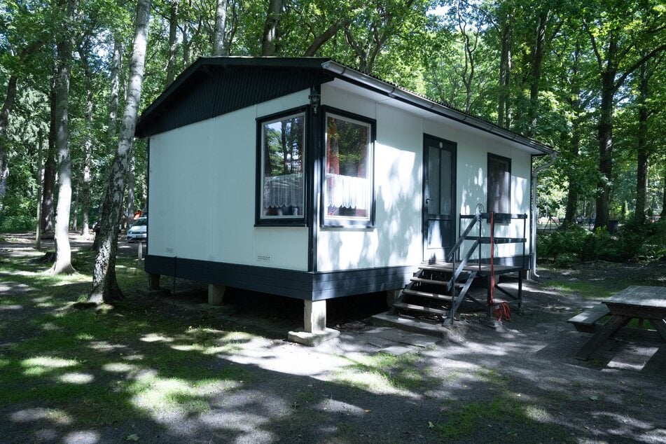 Blick auf einen der unter Denkmalschutz stehenden Bungalows vom Typ B 34 in der Ferienanlage auf Rügen.