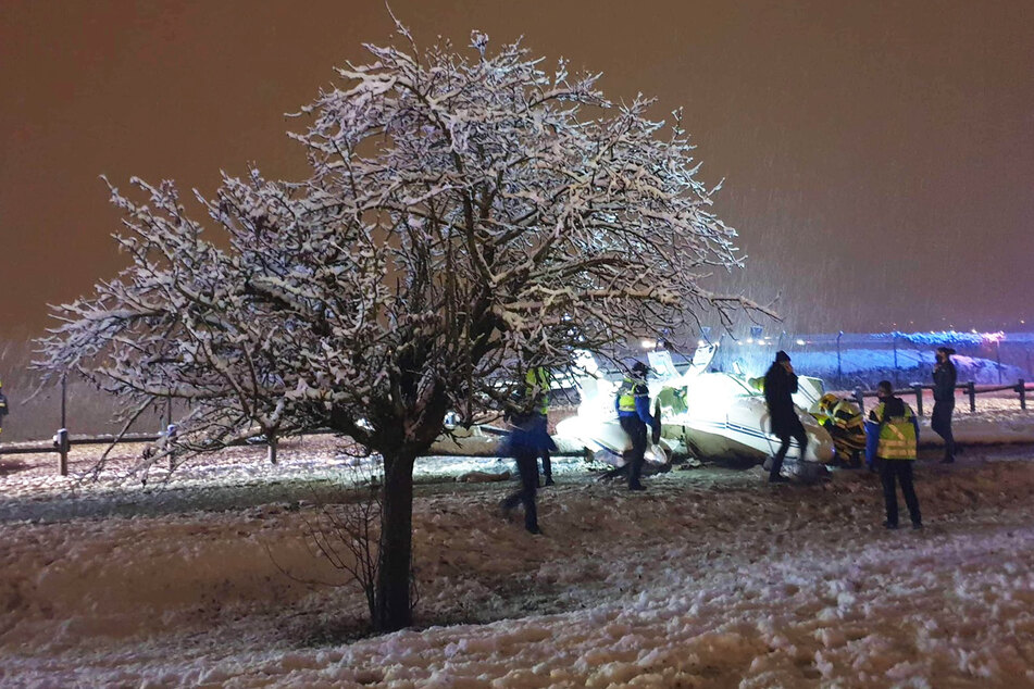 Die Cessna kam erst außerhalb des Flughafens zum Stehen.