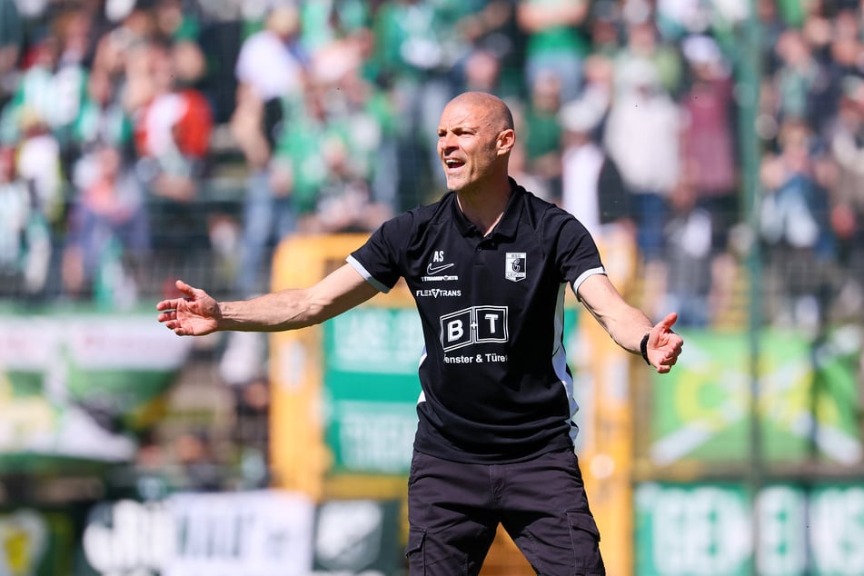 Chemie-Coach Alexander Schmidt zeigte sich fassungslos, wie seine Mannschaft die 2:0-Führung verspielte.