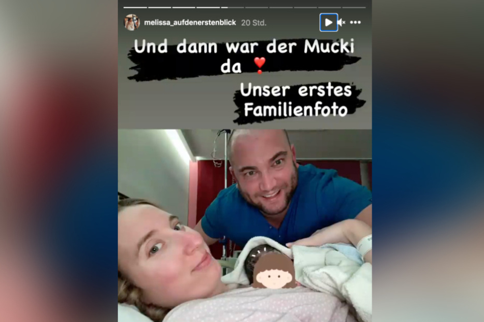 Auf Instagram teilt Melissa das erste Foto zu dritt.