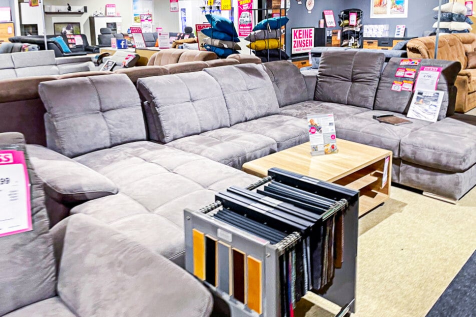 Bei Möbel Boss in Mühlhausen gibt's Sofas, Couchtische und Wohnwände gerade super günstig.