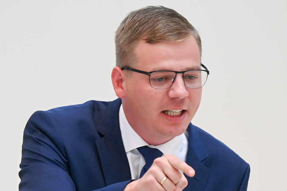 Der Linke-Fraktionschef Sebastian Walter (32) hat der Brandenburger Landesregierung geraten, die Berliner Vorgaben für die geplanten Härtefallfonds gegen Strom- und Gassperren zu übernehmen.