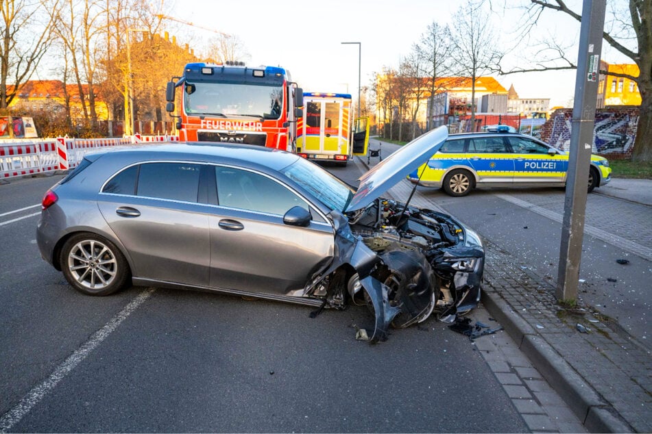 Der Mercedes wurde beim Zusammenstoß mit der Laterne schwer beschädigt.