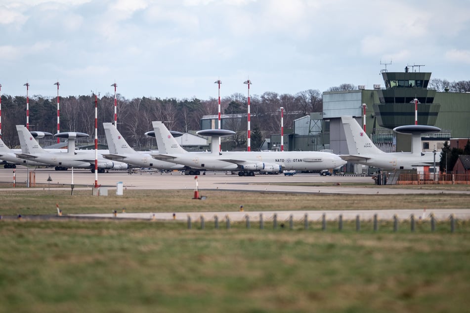 Aufklärungsflugzeuge vom Typ E-3A AWACS stehen auf dem NATO-Flugplatz Geilenkirchen.