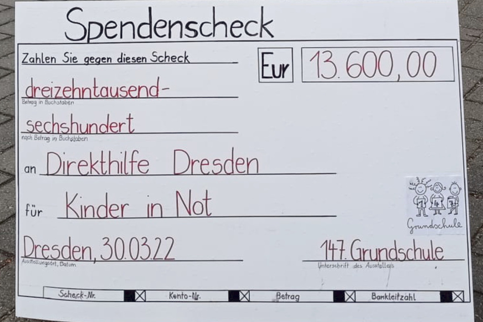 Der Spendenscheck ging an die "Direkthilfe Dresden". Die Initiative will damit Kinder aus der Ukraine unterstützen.