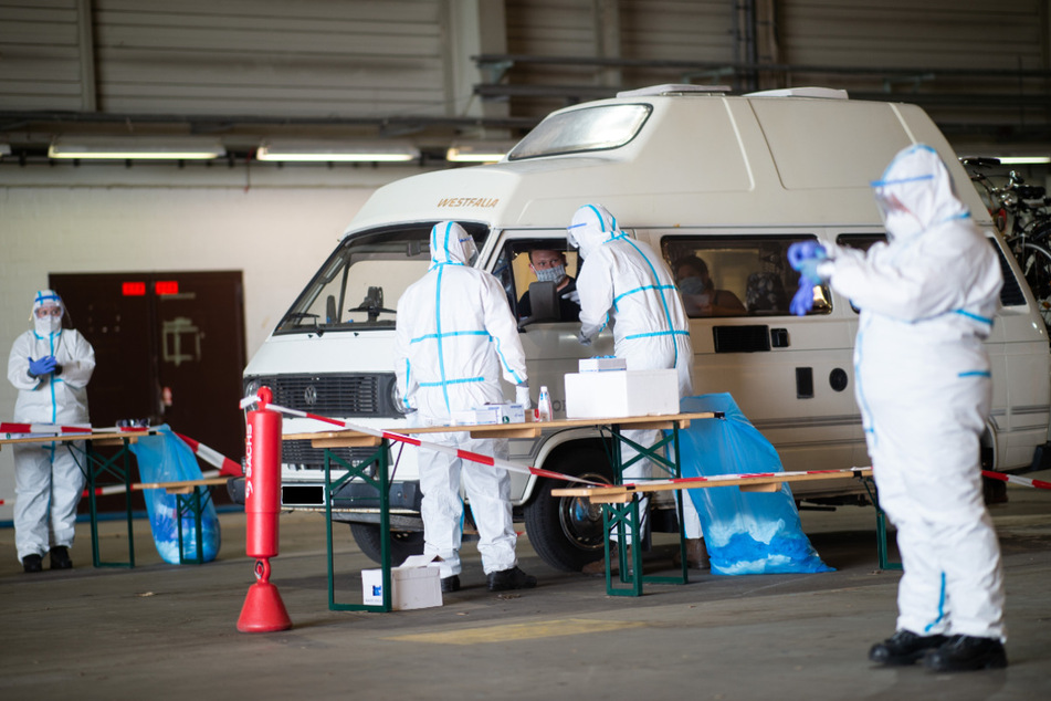 Mitarbeiter testen in Gütersloh die Insassen eines historischen VW-Campingbusses auf Corona. Für die Landkreise Gütersloh und Warendorf gilt seit dem 23. Juni nach einem massiven Coronavirus-Ausbruch in einem Schlachthof ein Lockdown.