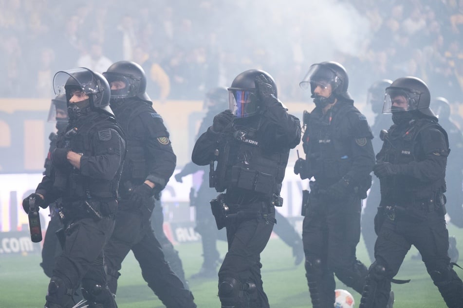 Polizisten im Einsatz beim Spiel zwischen Dynamo Dresden und Hertha BSC am Ostersamstag.