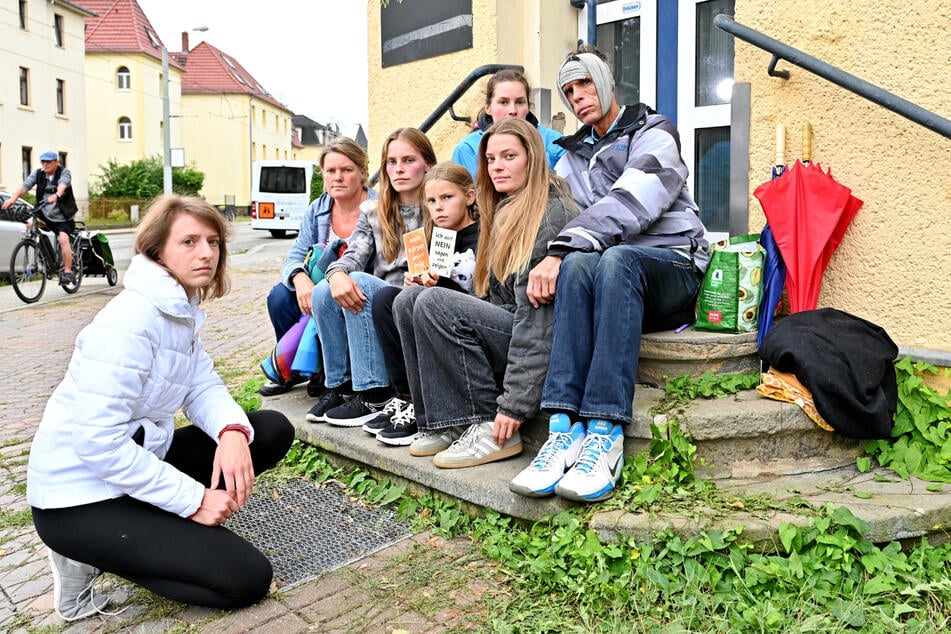 Platzverweis! Auf der Treppe unter dem Balkon an der Stephensonstraße 37 darf die Familie Rednik nicht mehr sitzen - also sitzen sie an der Straßenkreuzung davor.