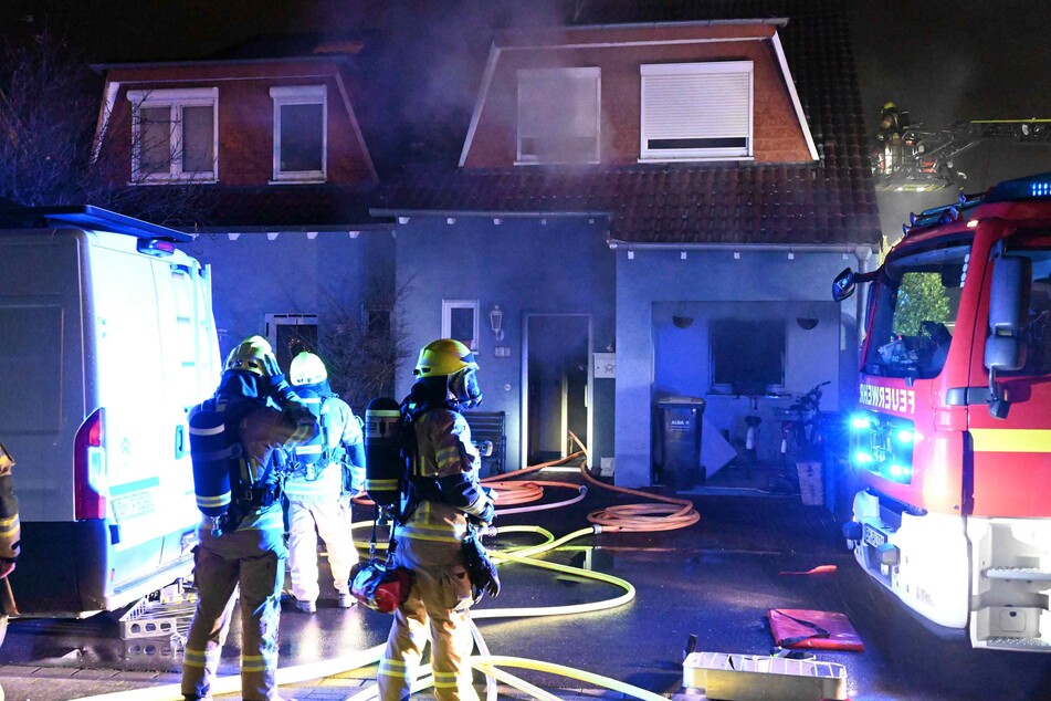 Dramatischer Feuerwehreinsatz: Kameraden ziehen Hausbewohner aus den Flammen!