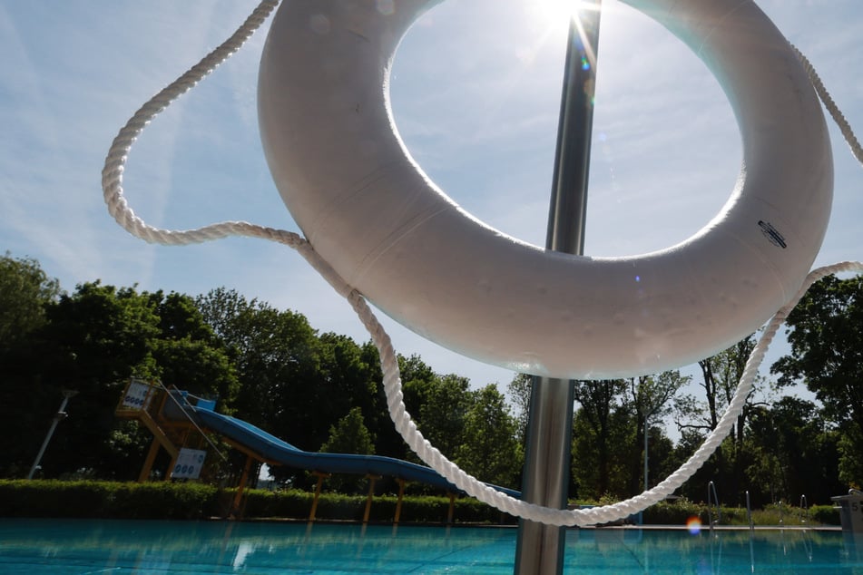 Fataler Sprung ins Becken: 20-Jähriger bricht in Freibad ein und stirbt