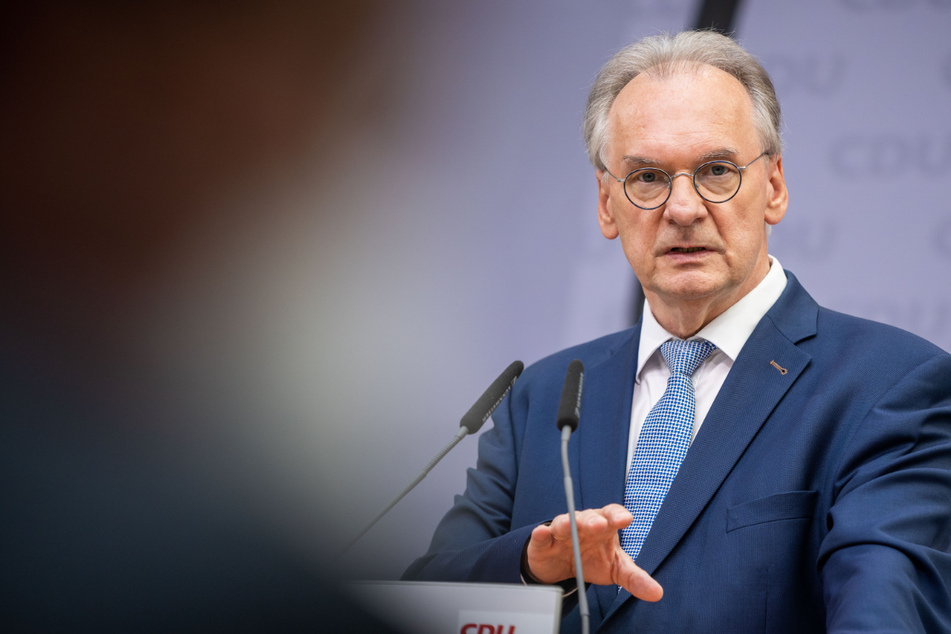 Sachsen-Anhalts Ministerpräsident Reiner Haseloff (67, CDU) hat sich am Dienstag zu dem Angriff auf Demonstranten in Seehausen geäußert und diesen als "Angriff auf unseren Rechtsstaat" verurteilt.