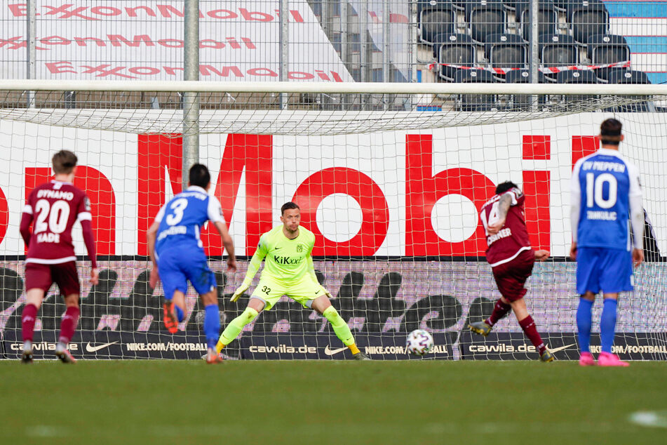 Philipp Hosiner (2.v.r.) trifft vom Elfmeterpunkt zum 3:0 für Dynamo. Meppens Keeper Erik Domaschke (M.) hatte hier keine Chance.