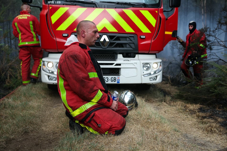 Einsatzkräfte, wie hier in der Nähe von Bordeaux, kämpfen bis zur vollständigen Erschöpfung gegen die Flammen.