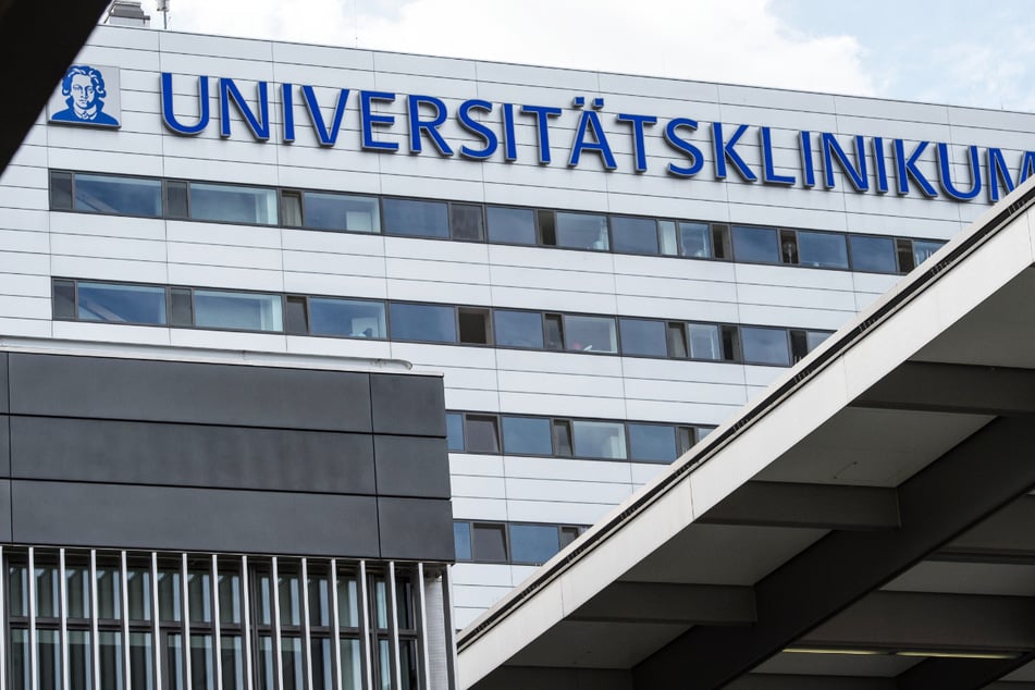 Dem Angeklagten wird vorgeworfen, sich an Patientinnen der Frankfurter Universitätsklinik vergangen zu haben.