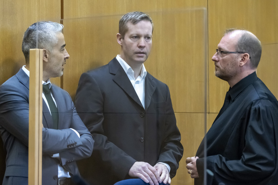 Stephan Ernst (M), der des Mordes an dem Kassler Regierungspräsidenten Walter Lübcke angeklagt ist, zusammen mit seinen Anwälten Mustafa Kaplan (l.) und Jörg Hardies.