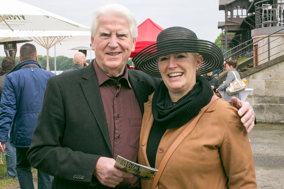 Beim Aufgalopp der Morgenpost 2014: Elmar Schmähling mit seiner Lebensgefährtin Barbara Lässig auf der Seidnitzer Rennbahn.