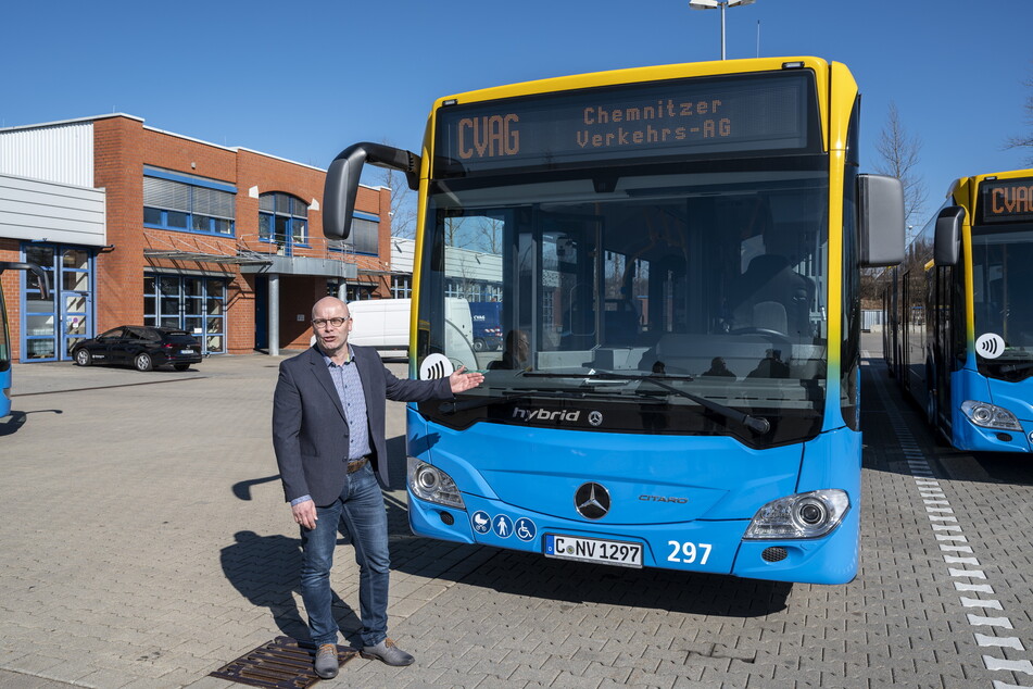 Buswerkstatt-Leiter Jens Kampfrath vor einem Biogas-Hybridbus. Diese Modelle fahren derzeit schon auf den Straßen von Chemnitz.