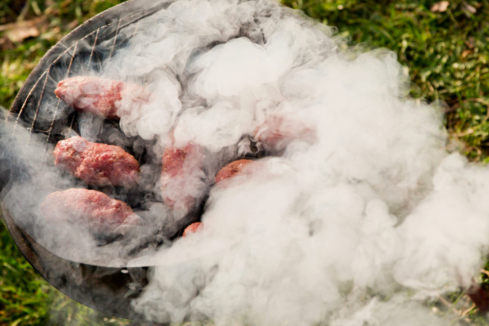 Zu der Attacke mit einem Brandbeschleuniger kam es auf einem Grillplatz in Heilbronn. (Symbolbild)