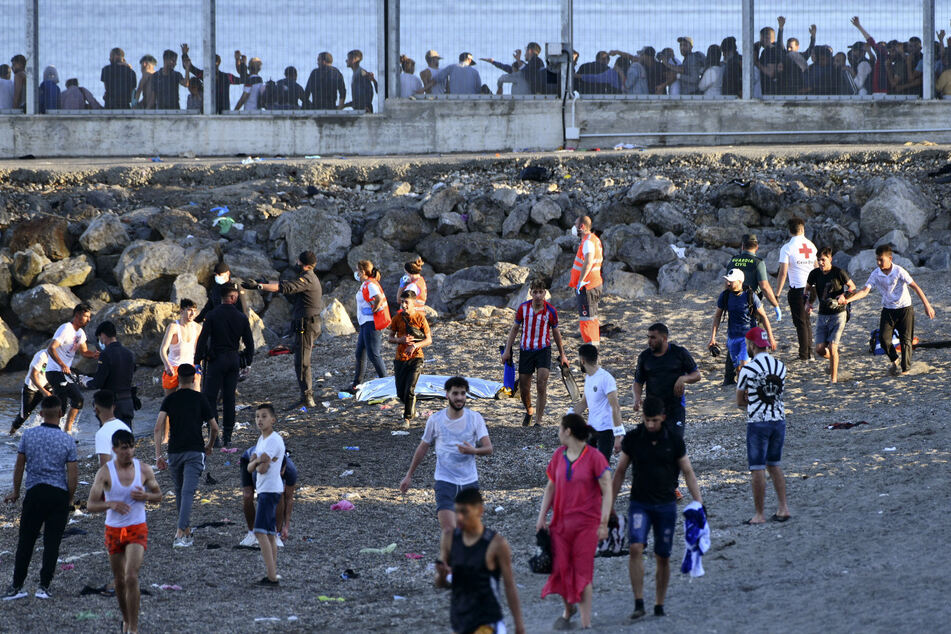 Der Radiosender Cadena Ser meldete, dass allein am Montag mehr als 5000 marokkanische Migranten auf spanisches Gebiet gelangt sind - so viele wie noch nie zuvor an einem Tag.