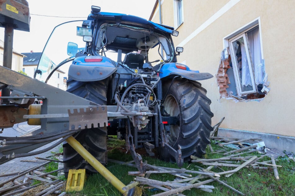 Traktor kommt von Straße ab und reißt Loch in Hauswand