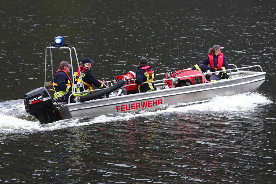 Berlin: Drama auf der Spree: Berliner Feuerwehr sucht versunkene Person