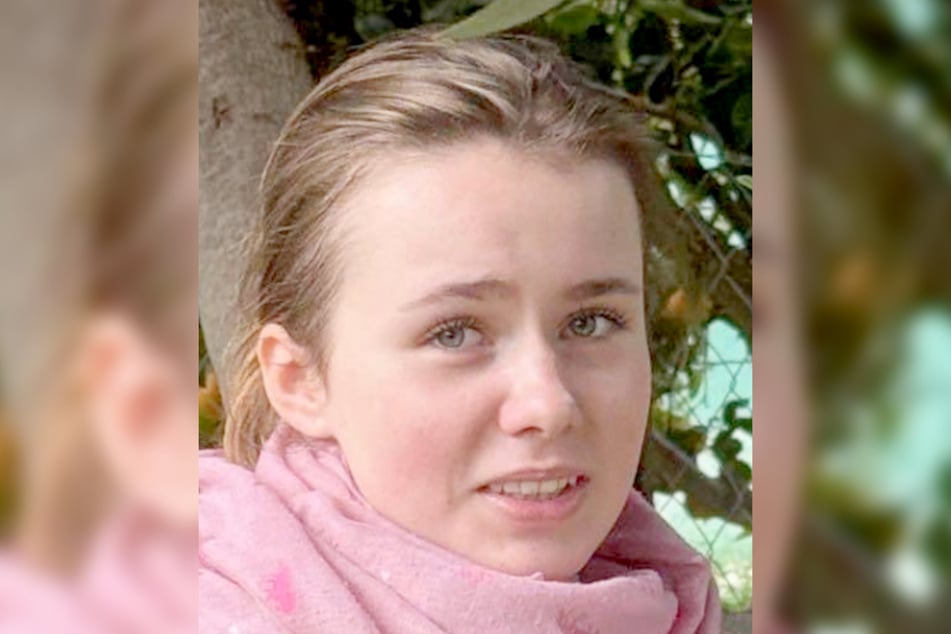 Die vermisste Laura Lomtew ist 16 Jahre alt, hat rotblondes Haar und hellblaue Augen. Am Tag ihres Verschwindens trug sie eine blaue Jacke, eine schwarze Jeans-Hose, schwarze Adidas-Schuhe mit weißen Streifen und eine graue Schultasche.