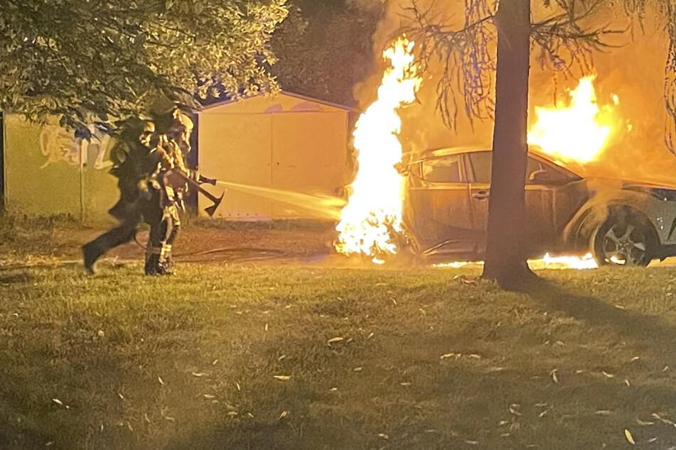 Mehrere Autos in Görlitz brennen lichterloh: Brandbeschleuniger auf den Reifen!