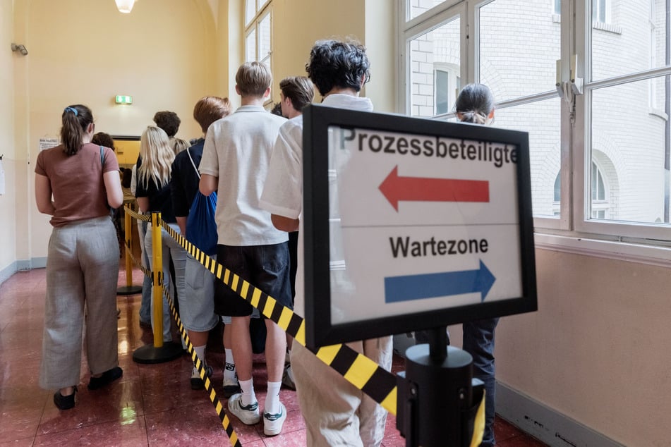 EEin fast schon ungewohntes Bild: Am Dienstag bildete sich nach langer Zeit einmal wieder eine Schlange vor dem Saal 237.