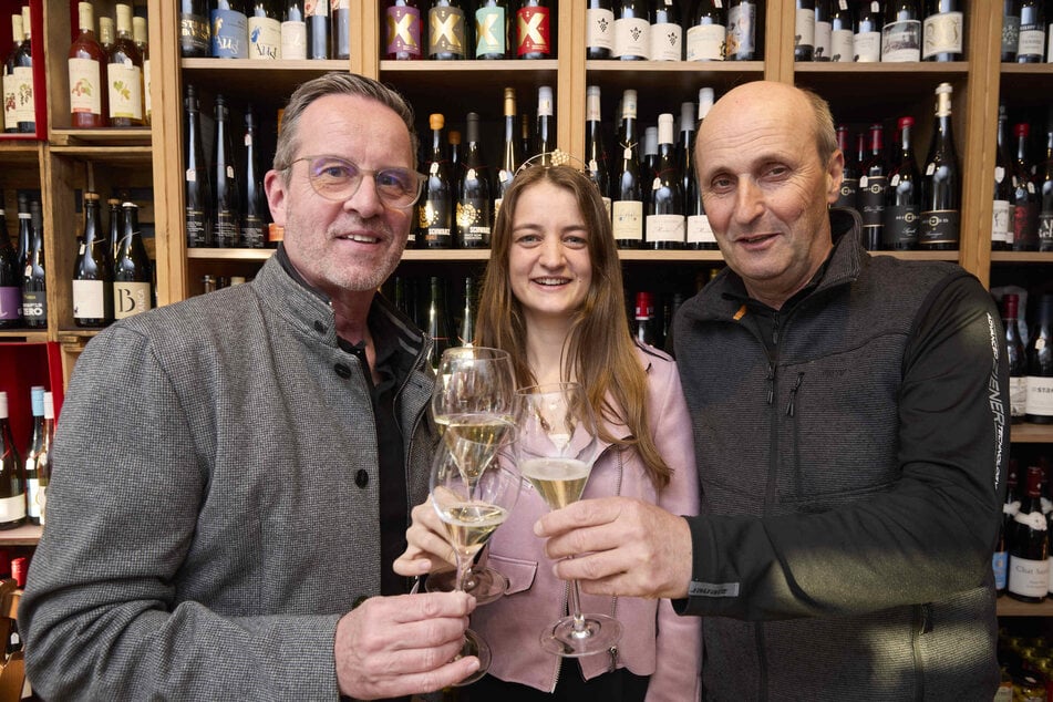 Horst Reuschle, Weinkönigin Natalie Schäfter und Winzer Armin Imgraben (v.l.) stoßen vorab im Radebeuler "Gräfes Wein &amp; fein" auf die Weinmesse "BW Classis" an.