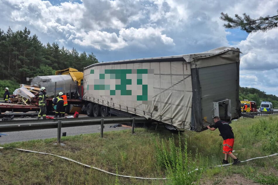 Durch den Aufprall hat sich ein Anhänger quer zur Fahrbahn gedreht und alle Spuren blockiert.