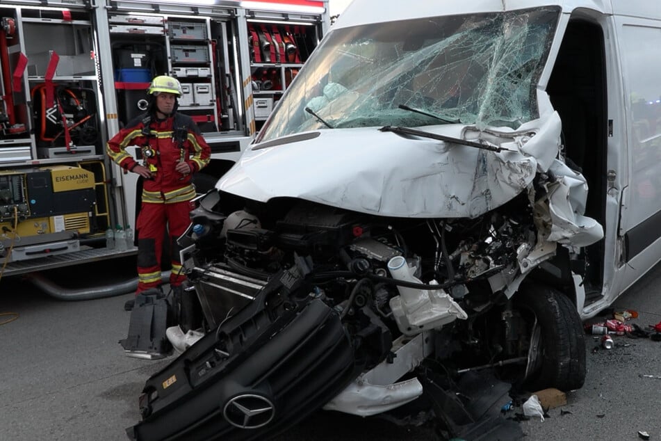 Unfall A7: Langer Stau im Berufsverkehr: Lkw und Transporter krachen auf Autobahn bei Hamburg gegeneinander