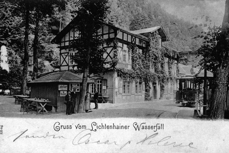 Die Postkarte von 1900 zeigt den Gasthof Lichtenhainer Wasserfall mit der Endstation.