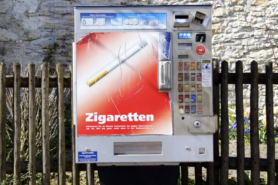 Gruppe sprengt Zigarettenautomat: Frau wird bei Explosion schwer verletzt