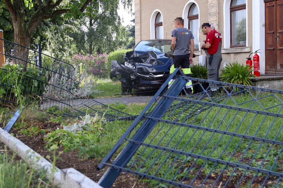 Unfall im Landkreis Görlitz. Ein Opel durchbrach einen Gartenzaun und landete in einem Vorgarten.