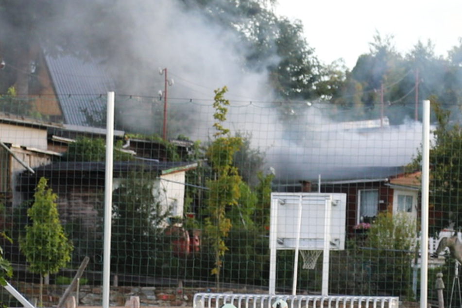 Gartenlaube im Erzgebirge brennt: Besitzer zieht Gasflasche rechtzeitig raus