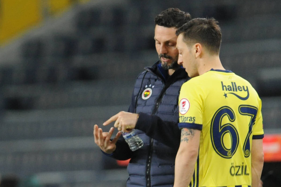 Erol Bulut (46) ist nicht länger mehr Coach von Mesut Özil (rechts), der erst im Winter nach Istanbul kam.