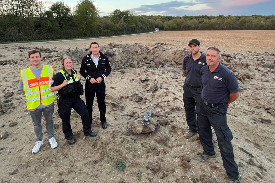 Freuen sich über die erfolgreiche Sprengung auf dem unbewohnten Feld im Weißer Bogen (v.l.n.r.): Jan Leipertz (Fachgruppe "Kampfmittel" im Ordnungsamt), Katharina Nowicki (Einsatzleitung Ordnungsamt), Dirk Käsbach (Leiter des Ordnungsamtes der Stadt Köln) sowie die Entschärfer Michael Hilgers und Marcel Biewald vom Kampfmittelbeseitigungsdienst Rheinland der Bezirksregierung Düsseldorf.