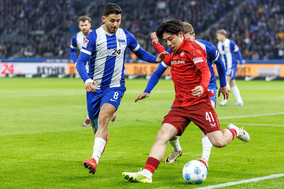 Daisuke Yokota (25) (r.) dribbelt künftig für Hannover.