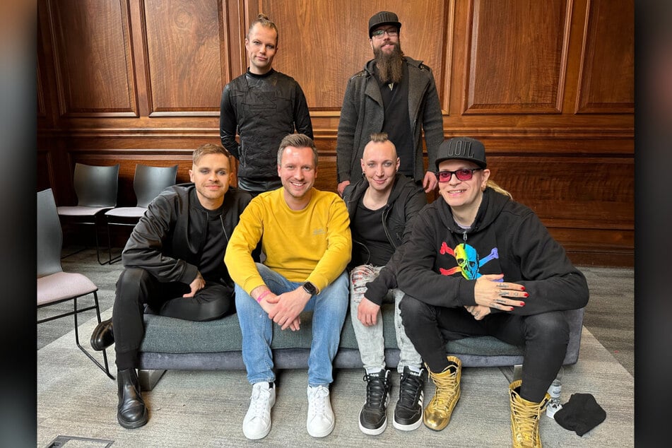 "ESC kompakt"-Chefredakteur Benjamin Hertlein (38, gelbes Oberteil) mit der Band Lord of the Lost, die 2023 für Deutschland angetreten ist.