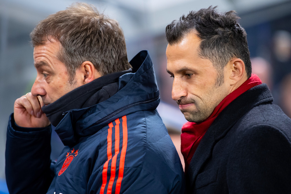 Trainer Hansi Flick (56, l.) kritisierte die persönlichen Anfeindungen gegen Münchens Sportvorstand Hasan Salihamidzic (44, r.).
