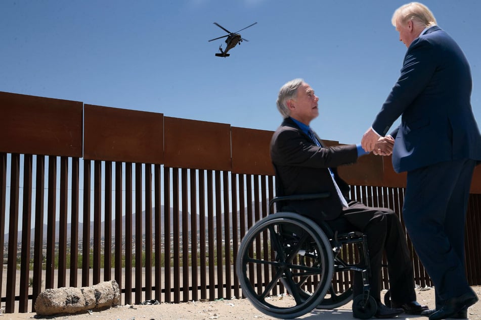 Texas Governor Greg Abbott (l.) and ex-president Donald Trump plan to visit the border together on June 30.