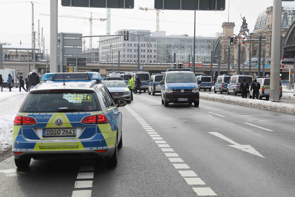 Polizei ist mit einem Großaufgebot am Dresdner Hauptbahnhof.