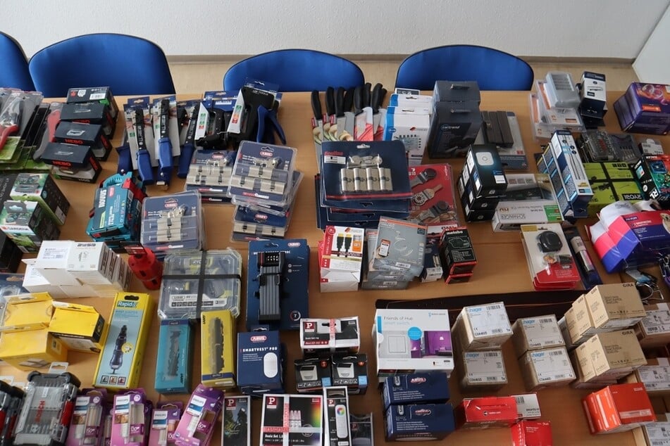 Polizei entdeckt Opel voller Diebesgut: Staatsanwalt lässt Täterduo laufen