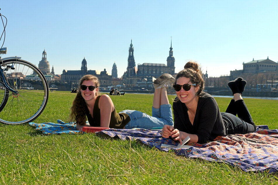 Die Studentinnen Alice (26, l.) und Sophie (27) genossen am Dienstag die Frühlingssonne am Dresdner Elbufer.