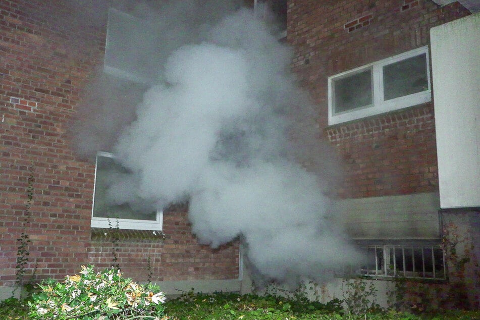 Schwerer Großbrand in Mehrfamilienhaus: Kind und Vater im Krankenhaus