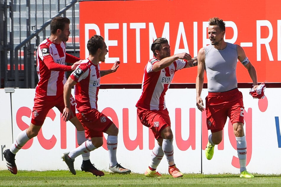Sebastian Schuppan (r.) bejubelt sein 2:2-Ausgleichstor. Später weinte er vor Glück, denn sein Tor reichte den Würzburgern zum Aufstieg.