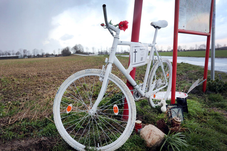 Ein weißes Fahrrad erinnert am Ort eines Verkehrsunfalls an einen toten Radfahrer.