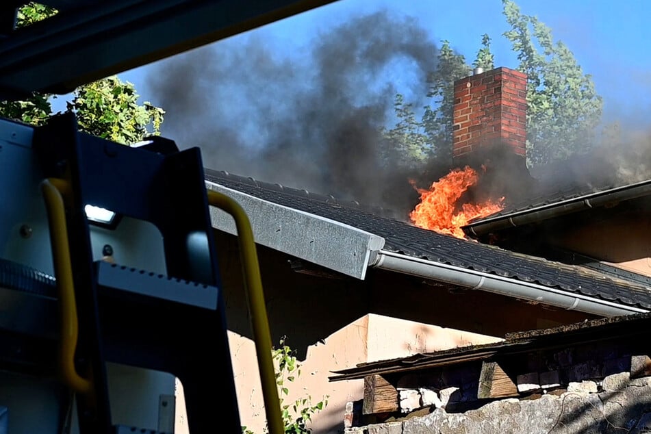 Hamburg: Hohe Flammen und dichter Rauch: Feuerwehr rückt zu brennendem Haus aus